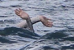 مصرع طفلة وربة منزل غرقاً في شاطئي الفيروز والبسنت بمطروح