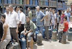 وصلت 60 جنيها.. أزمة الأنابيب تشتعل والطوابير تمتد أمام المستودعات