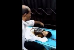 بالفيديو..وفاة طفل على أبواب مستشفى طنطا الجامعي بسبب رفض الأطباء استقباله وأهله"حكمك زبالة يا سيسي"