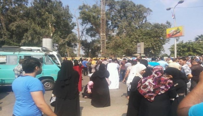للمرة الثانية.. محتجون يعاودون قطع طريق الكورنيش بسبب أزمة اللبن المدعم