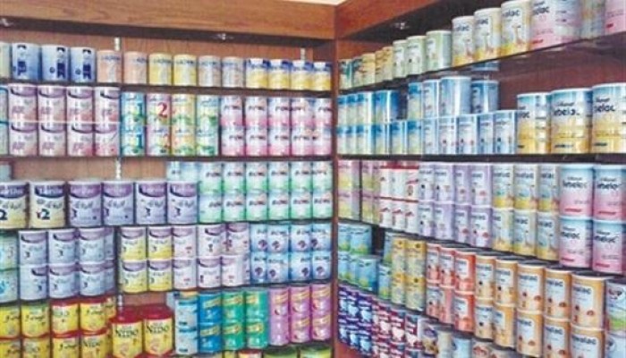 جيش الانقلاب يستحوذ على ألبان الأطفال ويضع عليها شعاره