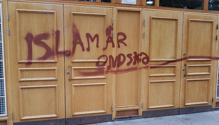 عبارة مسيئة على بوابة مسجد بستوكهولم بالعاصمة السويدية