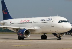 راكب يتشاجر مع طاقم طائرة مصرية ويقتحم كابينة القيادة