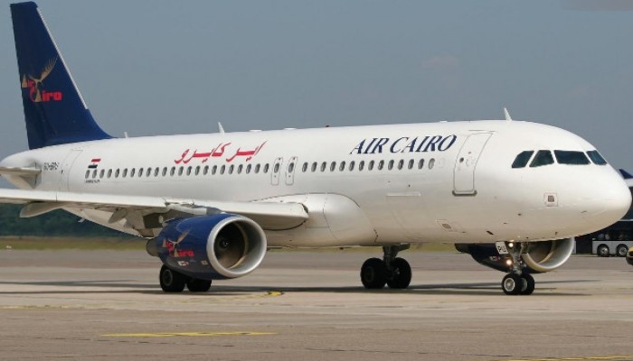 راكب يتشاجر مع طاقم طائرة مصرية ويقتحم كابينة القيادة