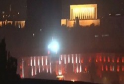 لحظة قصف البرلمان وثبات وزير العدل ليلة انقلاب تركيا (فيديو)