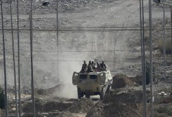 خبير عسكري صهيوني : ضباط كبار في الجيش المصري يركبون "مدرعات مصفحة" خشية التفجير