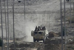خبير عسكري صهيوني : ضباط كبار في الجيش المصري يركبون "مدرعات مصفحة" خشية التفجير