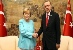 أردوغان لميركل: تركيا لن تسمح بإنشاء "ممر للإرهاب" عند حدودها الجنوبية