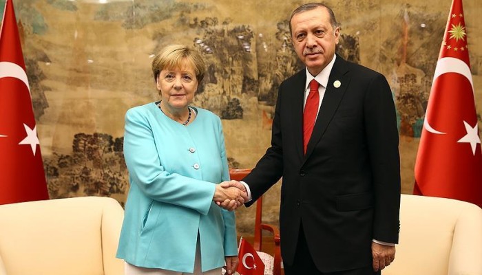 أردوغان لميركل: تركيا لن تسمح بإنشاء "ممر للإرهاب" عند حدودها الجنوبية