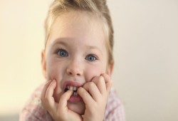 4 أمراض خطيرة يسببها قضم الأظافر