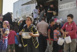 هيئة الإغاثة التركية توزّع وجبات على سكان جرابلس السورية