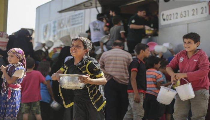 هيئة الإغاثة التركية توزّع وجبات على سكان جرابلس السورية