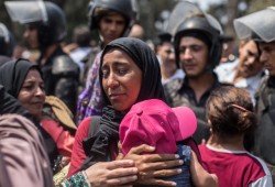 موقع بريطاني يتعجب من قرار نظام السيسي الكشف على "ثدي" المرأة المرضعة