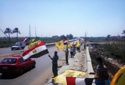 سلسلة بشرية لثوار"كفر الدوار" تُندد بغلاء الأسعار