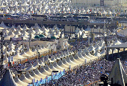 الحجاج يُمضون يوم التروية في منى قبيل وقفة عرفة