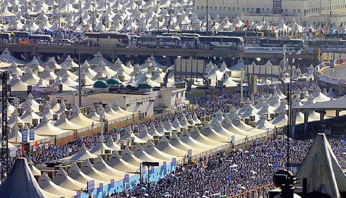 الحجاج يُمضون يوم التروية في منى قبيل وقفة عرفة