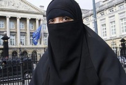 قريبا.. شرطيات يرتدين النقاب في شوارع بريطانيا