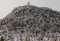 ضيوف الرحمن يتوافدون على "منى" لقضاء يوم التروية