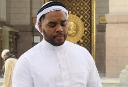 مغني الراب الأمريكي كيفن جيتس يبكي عند الحجر الأسود
