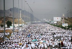 الحجاج يبدأون النفرة من عرفات إلى مزدلفة