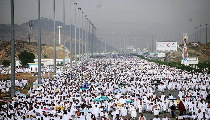 الحجاج يبدأون النفرة من عرفات إلى مزدلفة