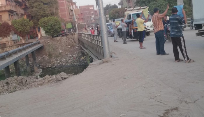 سلسلة بشرية لثوار شبين ضمن فعاليات "يسقط انقلاب الذل والعار"
