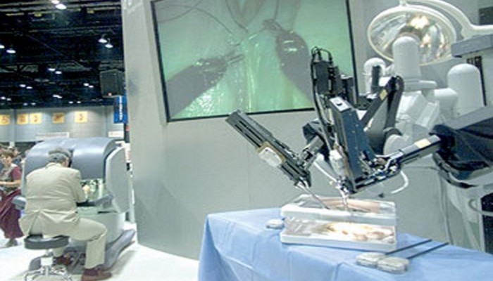 "روبوت" يجري أول عملية جراحية في العالم لإزالة غشاء داخل العين