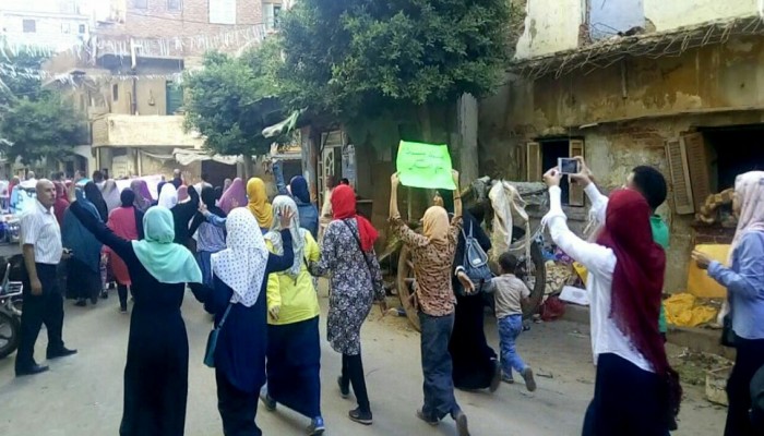 ثوار الرمل بالإسكندرية يرفعون لافتات تهنئة الإخوان لمصر بعيد الأضحى المبارك