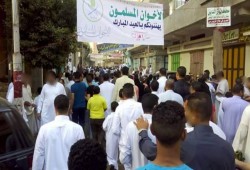 لافتات الإخوان المسلمين تحمل التهنئة بالعيد في سماء أبو كبير بالشرقية