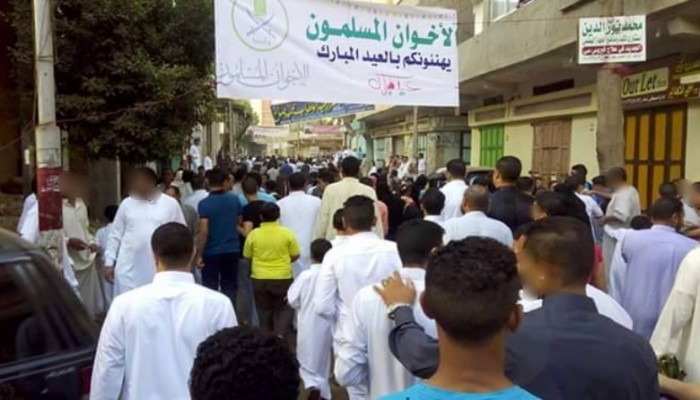 لافتات الإخوان المسلمين تحمل التهنئة بالعيد في سماء أبو كبير بالشرقية