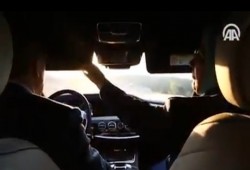 زوجة أردوغان تبعد ضوء الشمس عن عينيه خلال القيادة