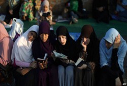 الحجاب يعذبني ، والرجال مُمَتّعون .. لماذا ؟!