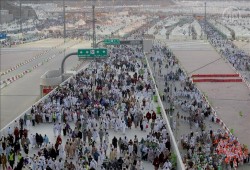 حجاج البيت الحرام يرمون الجمرات أول أيام التشريق