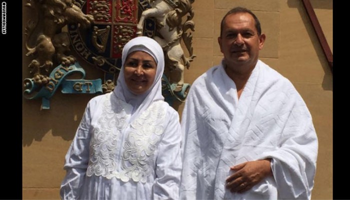 السفير البريطاني بالسعودية يؤدي مناسك الحج برفقة زوجته