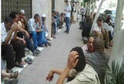 عمال الأقطان ينظمون وقفة احتجاجية أمام حكومة الانقلاب