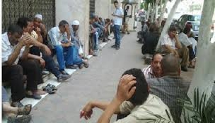 عمال الأقطان ينظمون وقفة احتجاجية أمام حكومة الانقلاب