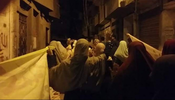 مسيرة ليلية لثوار باكوس بالإسكندرية تهنأ المصريين بالعيد