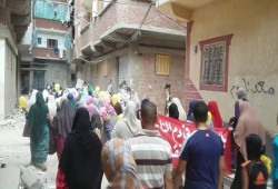الثوار الاسكندرية يتظاهرون فى جمعه ثوريه جديده بعنوان عيدنا ثورة ايدنا واحده