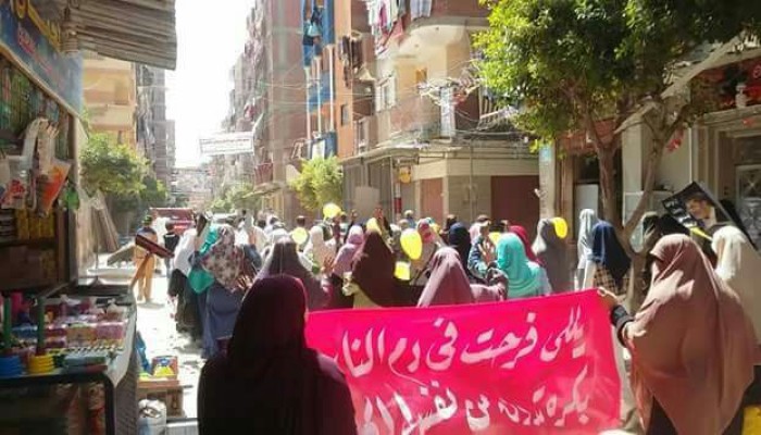 أحرار الإسكندرية يتظاهرون من الرمل في جمعة "عيدنا ثورة إيدنا واحدة"