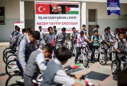 أردوغان يعايد أيتام غزّة بدرَّاجات هوائية.. وهكذا ردُّوا له الهدية؟