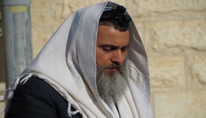 بالفيديو: حاخام يهودي يصلي لأجل بقاء السيسي