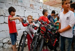 أردوغان يهدي دراجات هوائية لأطفال سوريين في إزمير