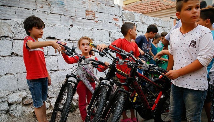 أردوغان يهدي دراجات هوائية لأطفال سوريين في إزمير