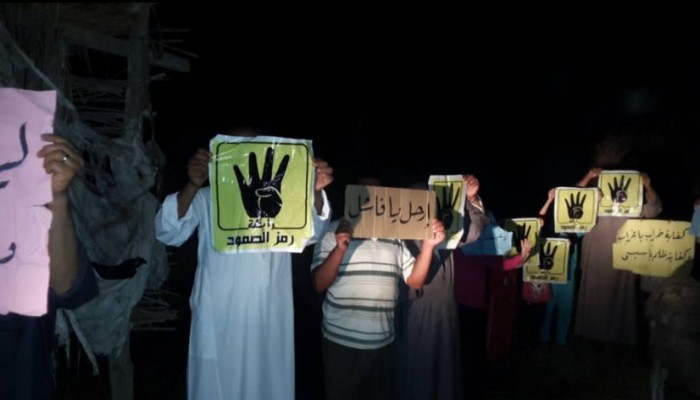 سلسلة بشرية لثوار المحمودية ترفع شعار "ارحل يا خائن"