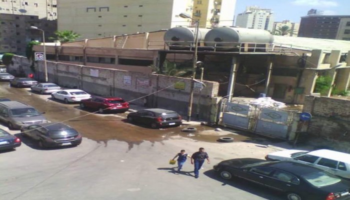 مياه صرف مصنع "ستيا" بالإسكندرية تغرق الشارع وتعوق حركة المارة