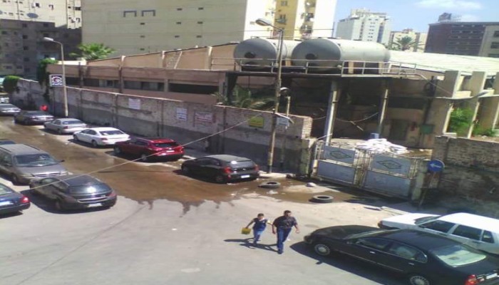 مياه صرف مصنع "ستيا" بالإسكندرية تغرق الشارع وتعوق حركة المارة