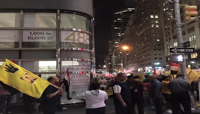 رافضو الانقلاب يزلزلون مقر إقامة السيسي بنيويورك بهتافات ضد الانقلاب