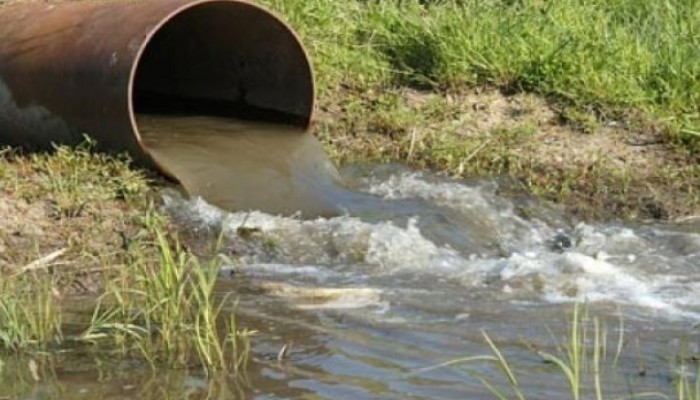 المياه الملوثة تحاصر قرية بالغربية.. وتمنع الأهالي من مغادرة منازلهم