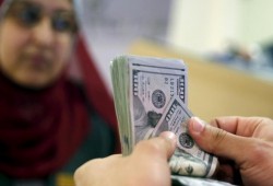 مصريون يتركون وظائفهم المرموقة ليتاجروا في الدولار