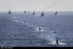 إيران تستعرض قوتها بعرض عسكري ضخم في مياه الخليج العربي